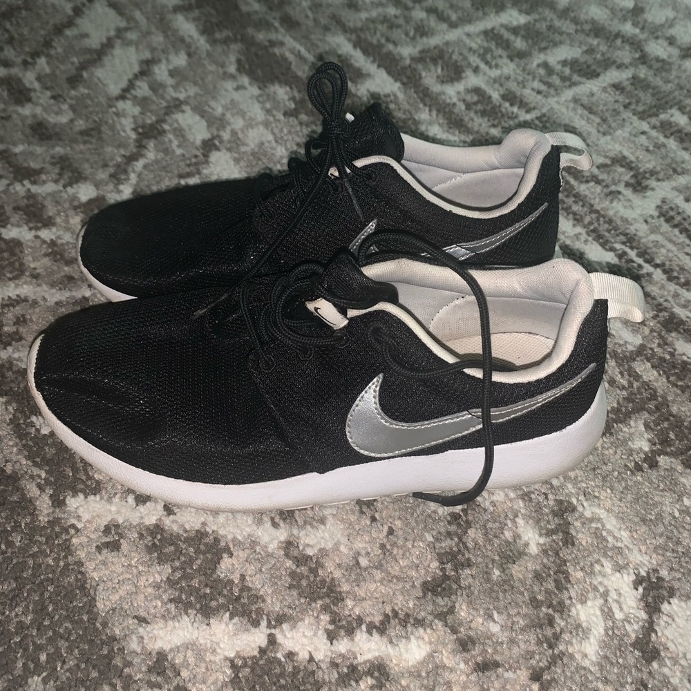 Nike women’s Roshe
